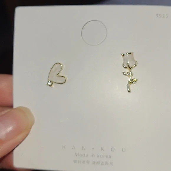 White Roses Earrings 🦋 - Picture 3 of 5